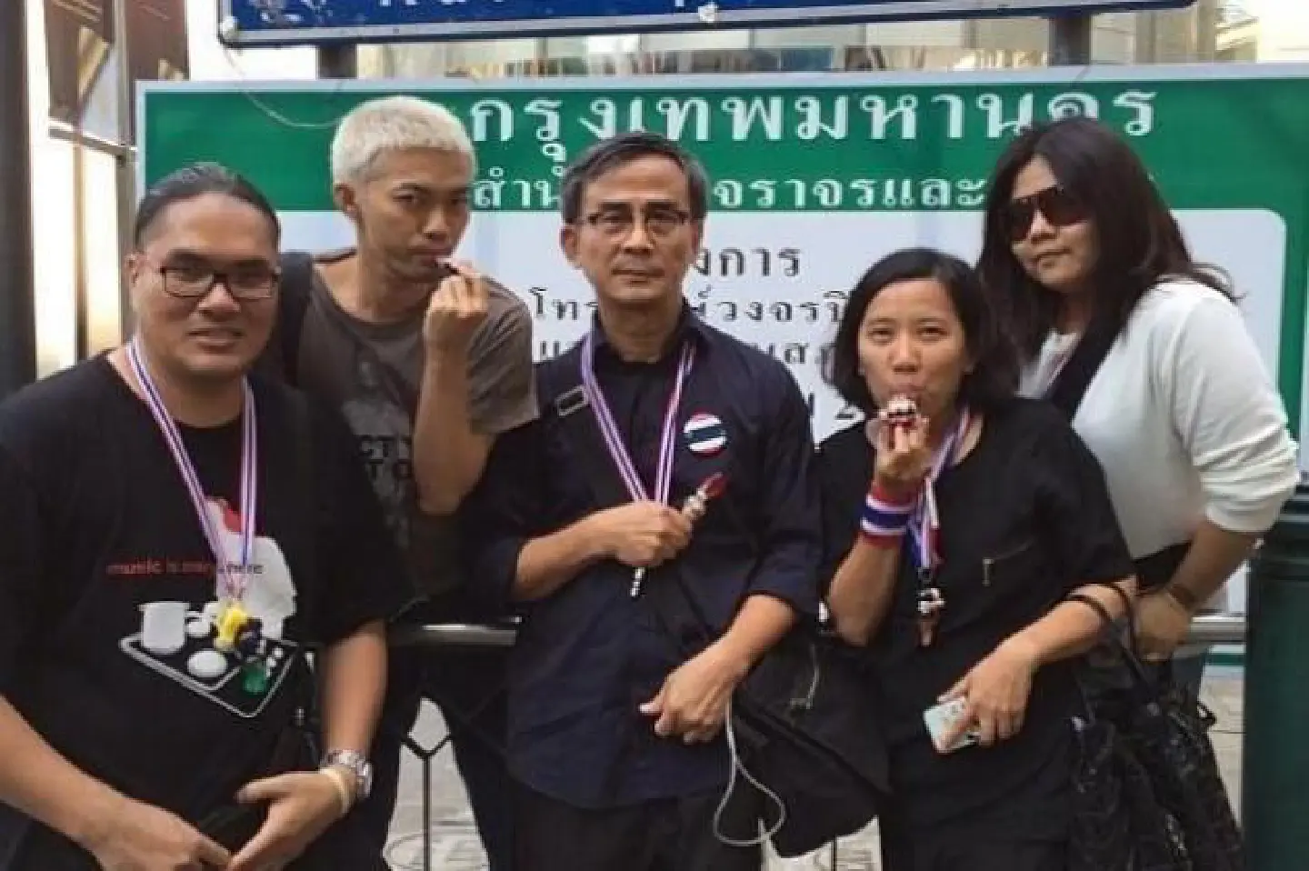 Sakchai sews up Lips |to let staff join protest Sakchai sews up Lips |to let staff join protest
