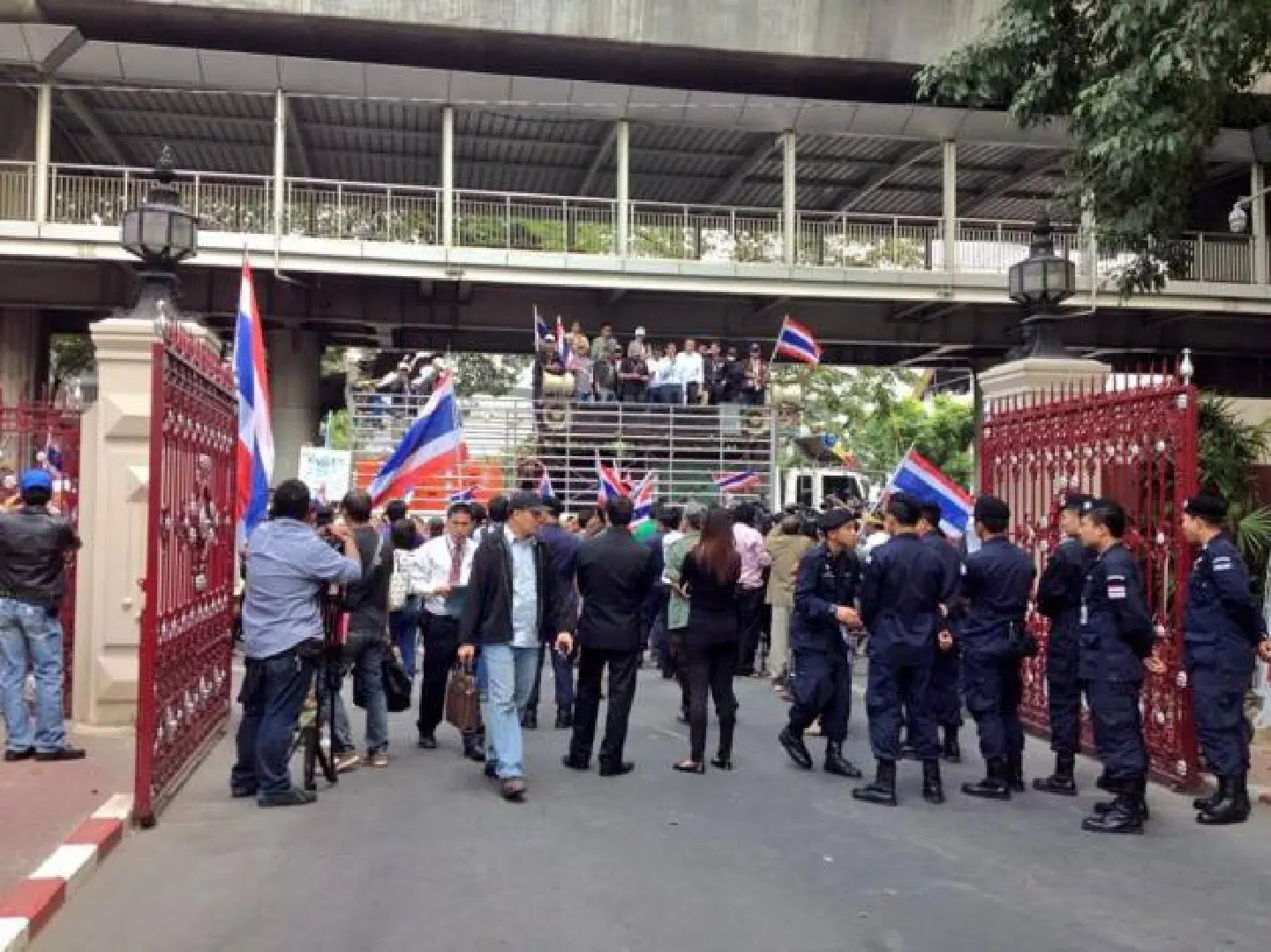 Police urged to speed up investigation into Ramkhamhaeng clash Police urged to speed up investigation into Ramkhamhaeng clash