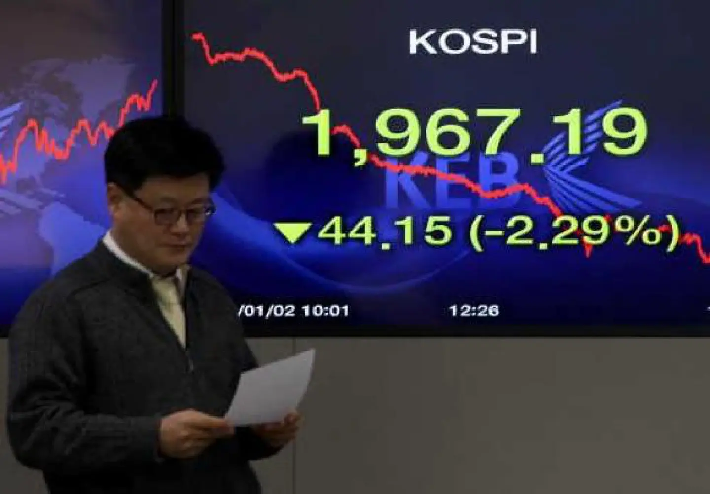 Baht continues slide, expected to weaken past 33/$ Baht continues slide, expected to weaken past 33/$