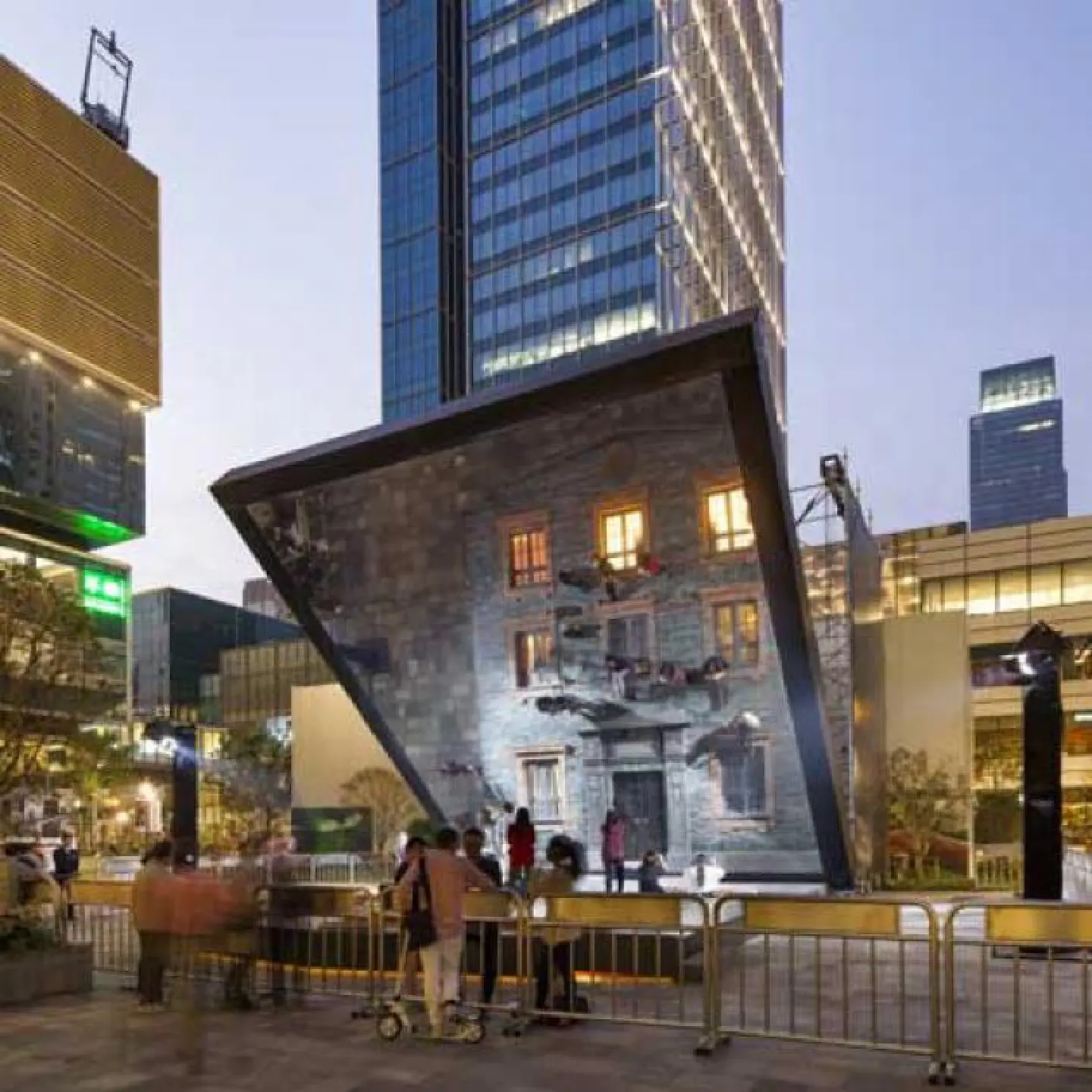 Attracting customers with art Attracting customers with art