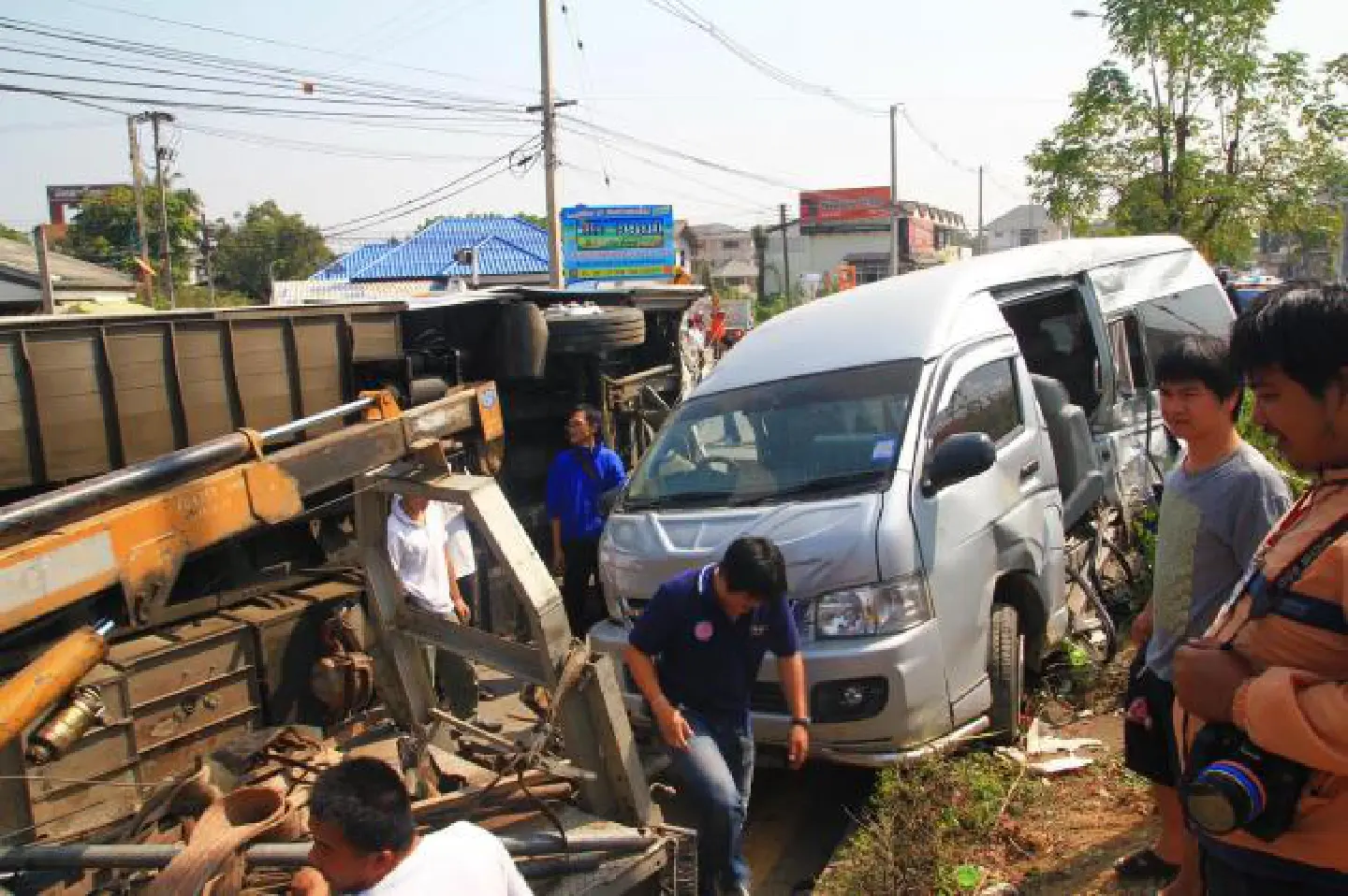 30 injured in Chiang Mai crash 30 injured in Chiang Mai crash