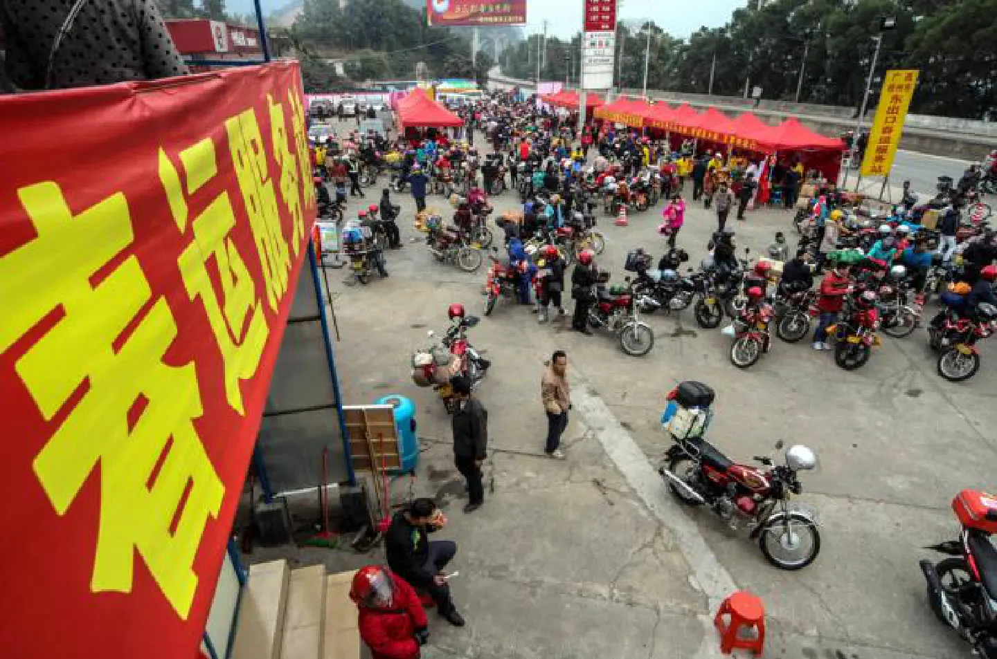 Holiday a grind for China's 'bike army' Holiday a grind for China's 'bike army'