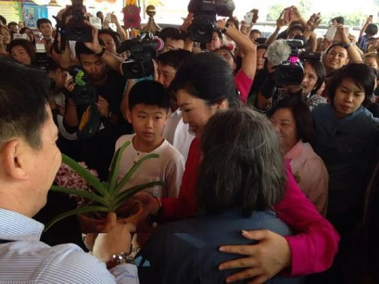 Yingluck receives moral support in Ayutthaya Yingluck receives moral support in Ayutthaya