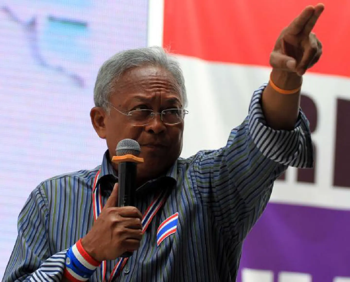Suthep warns red-shirt leaders of 'popcorn vendors' Suthep warns red-shirt leaders of 'popcorn vendors'