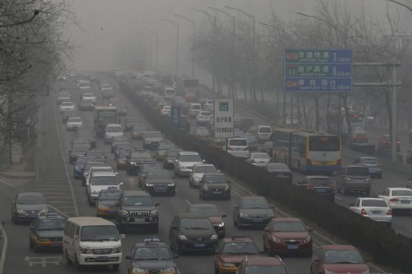 China struggles to curb smog amid growing public alarm China struggles to curb smog amid growing public alarm