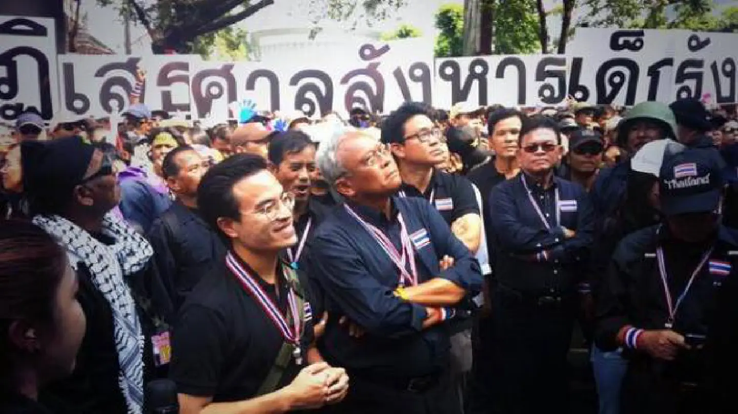 Suthep rallies at police headquarters Wednesday Suthep rallies at police headquarters Wednesday