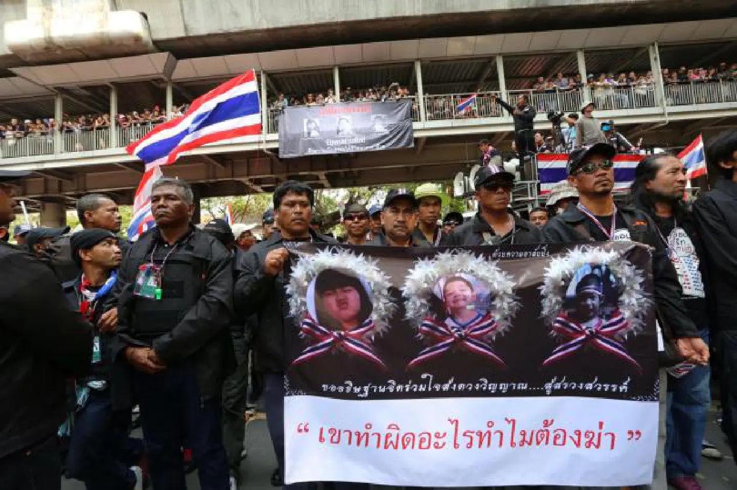 Adul receives letter from protesters Adul receives letter from protesters