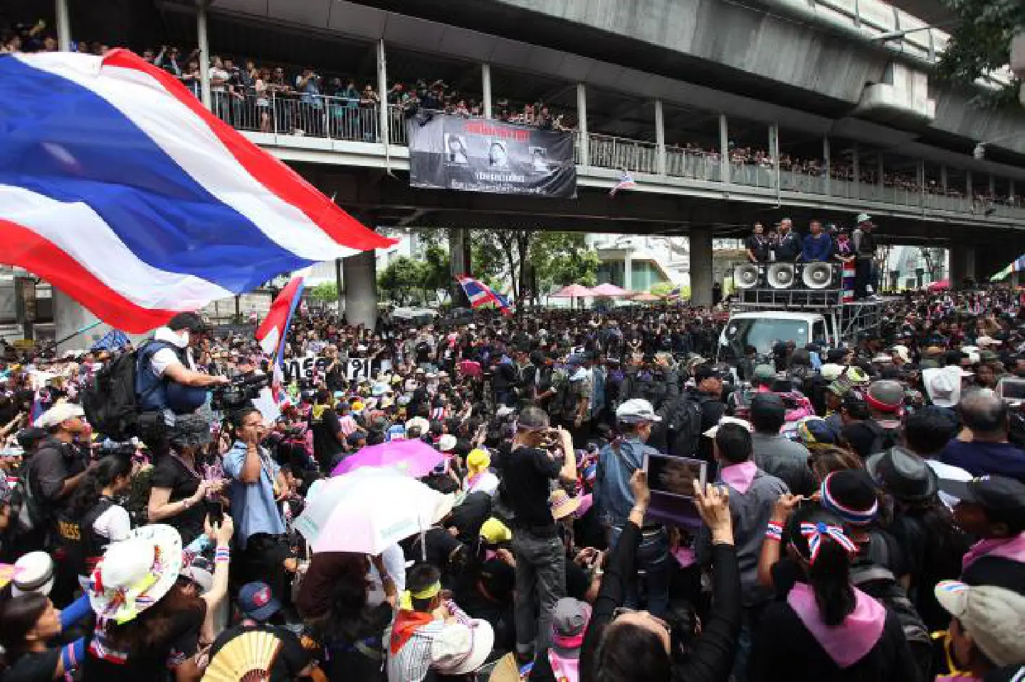 Suthep sorry for verbal attacks on police Suthep sorry for verbal attacks on police