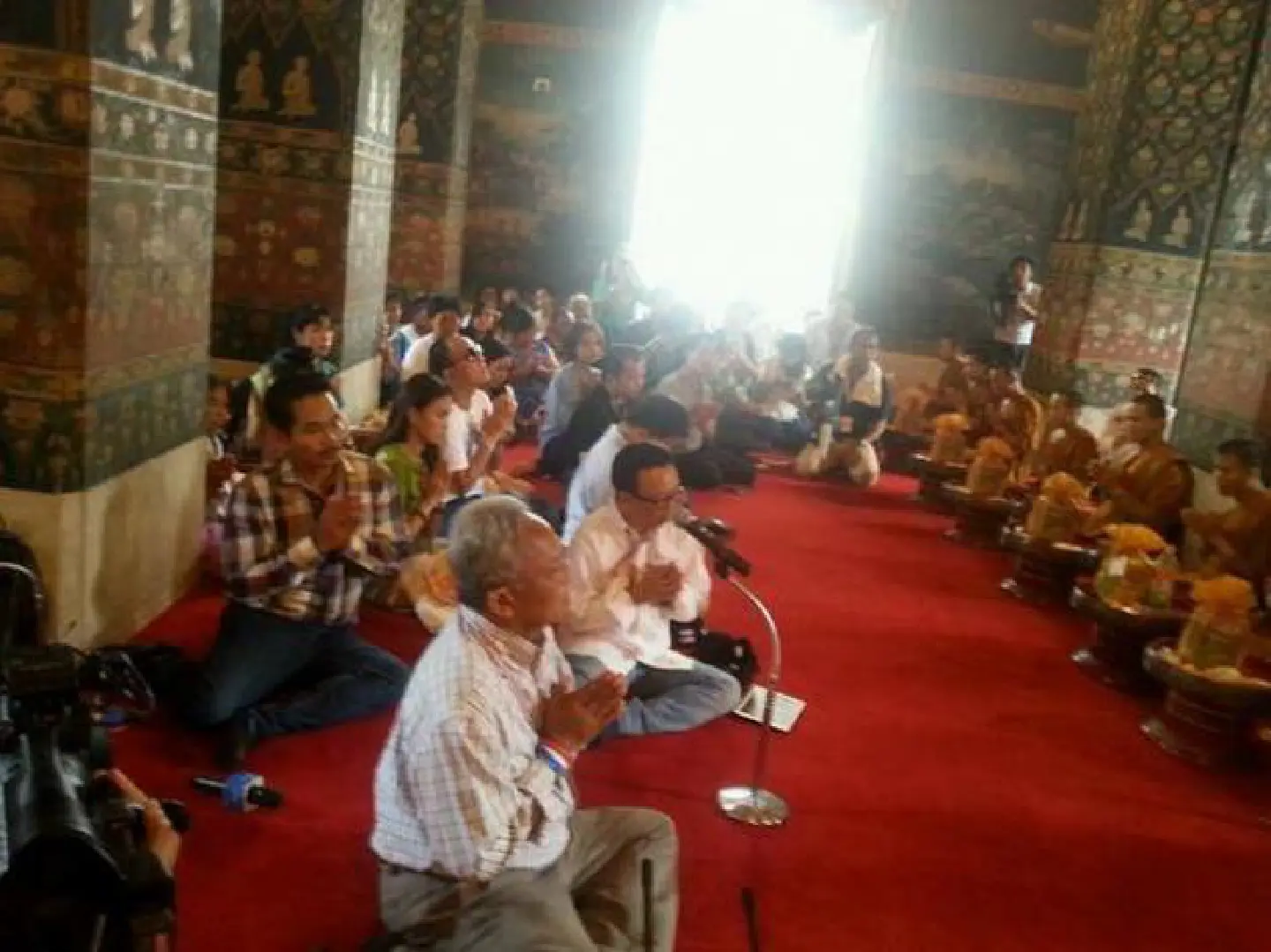 Rally leaders perform merit-making rite at Wat Pathum Wanaram Rally leaders perform merit-making rite at Wat Pathum Wanaram