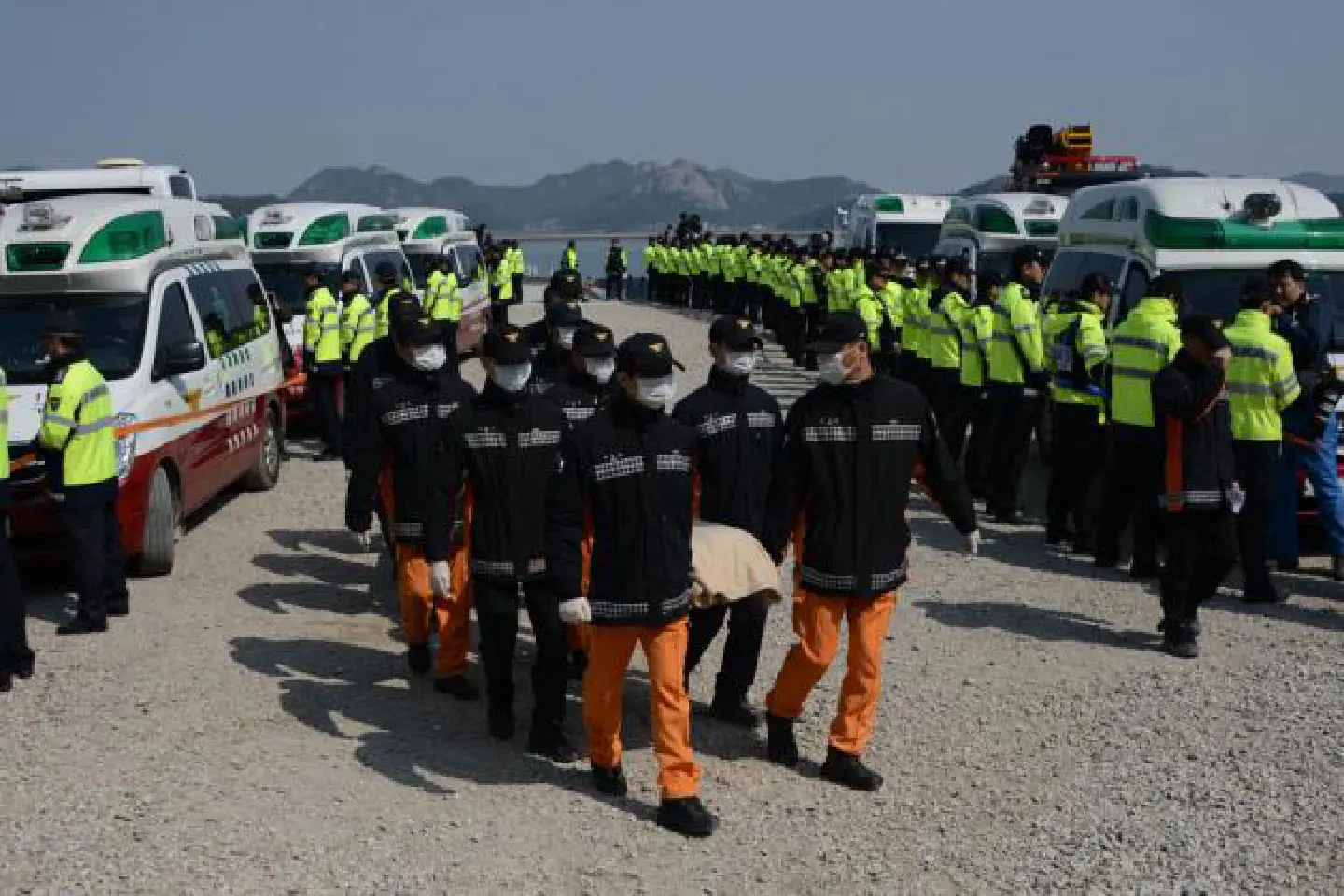 First bodies pulled from submerged Korean ferry First bodies pulled from submerged Korean ferry