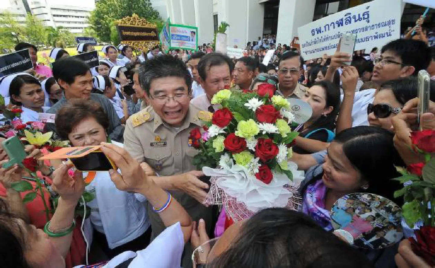 Pradit slams attack on Narong's home Pradit slams attack on Narong's home