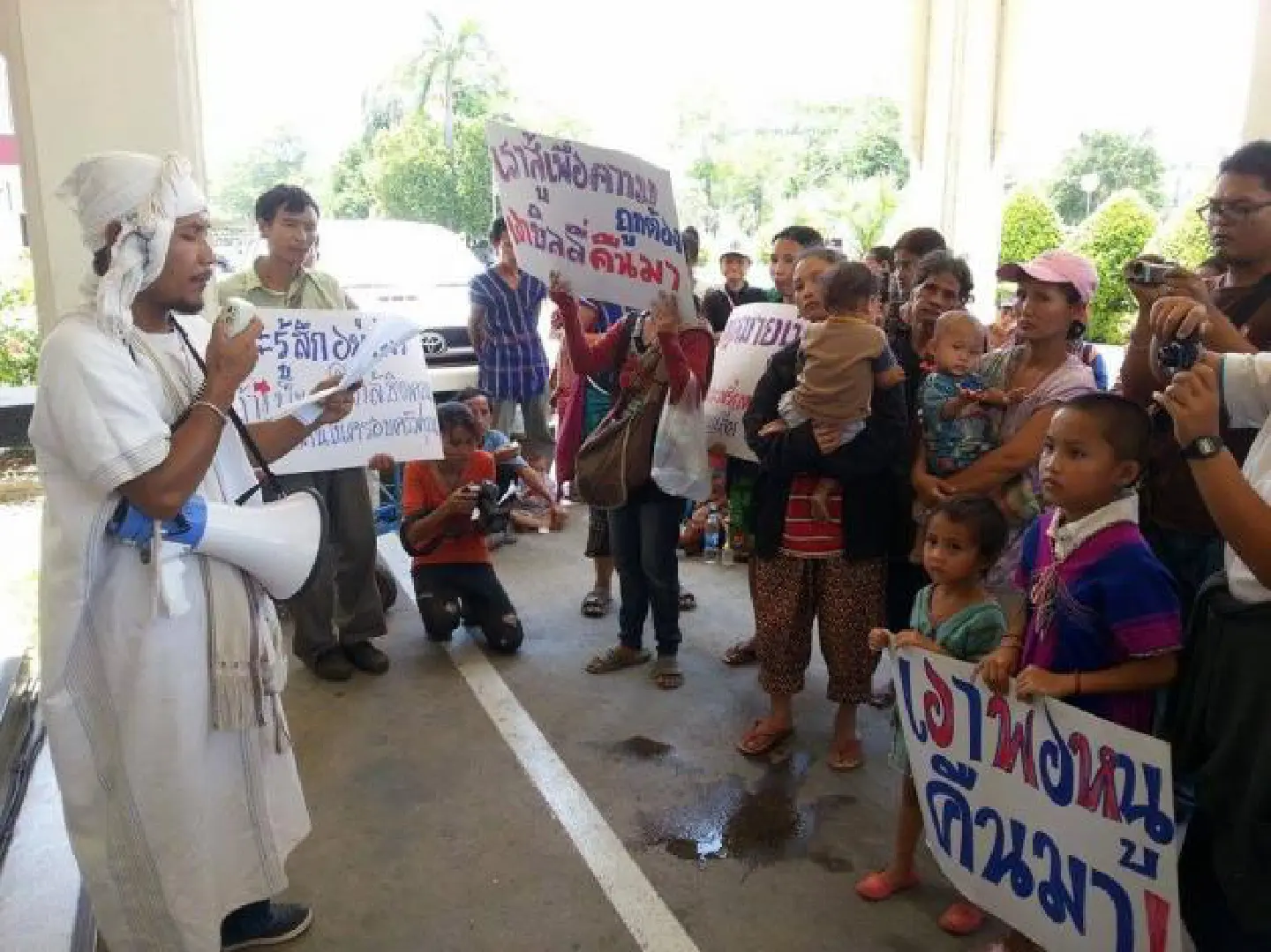 Find Karen activist, dept urges Find Karen activist, dept urges