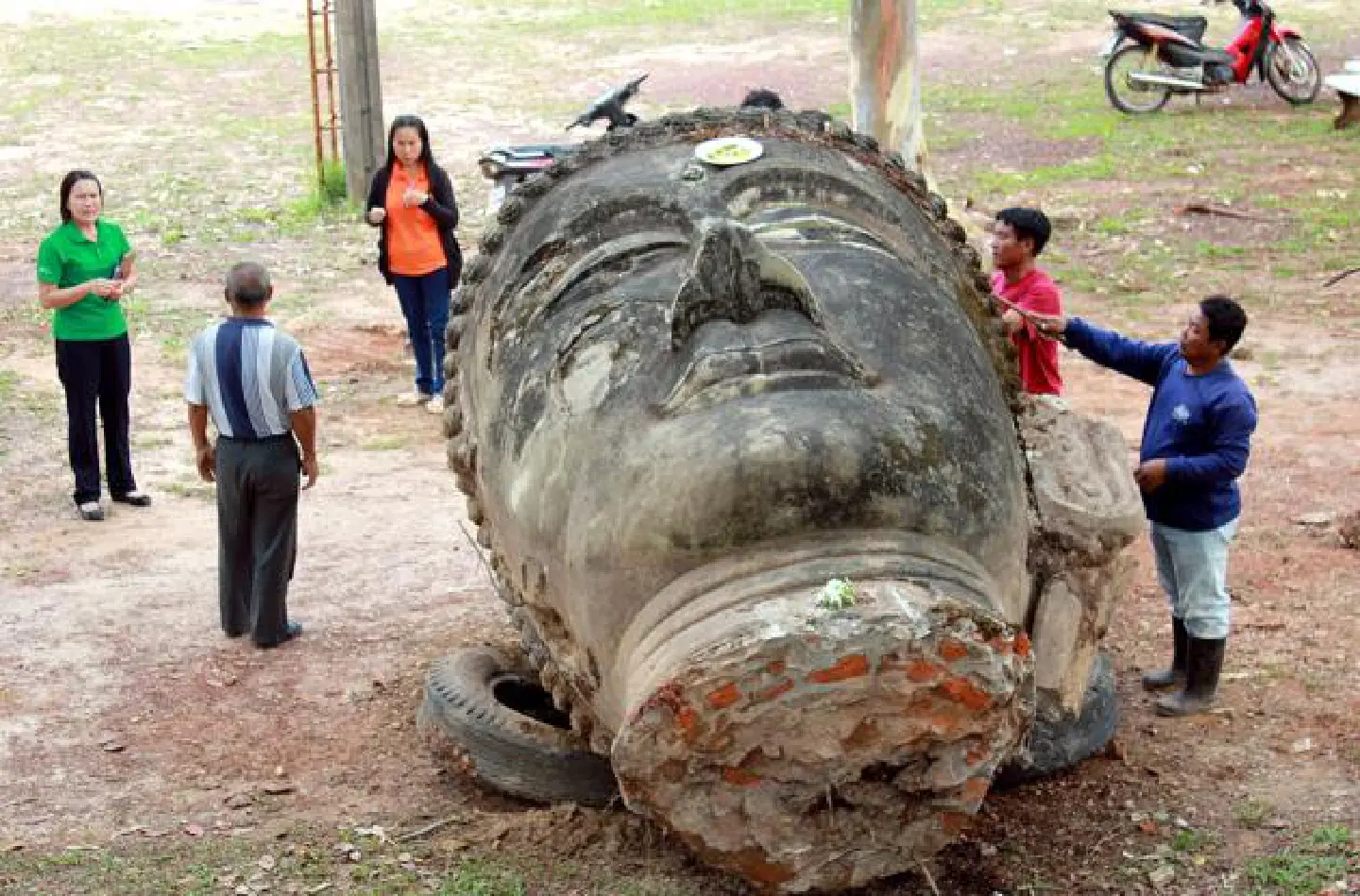 Giant Buddha head has not been sold : temple staff