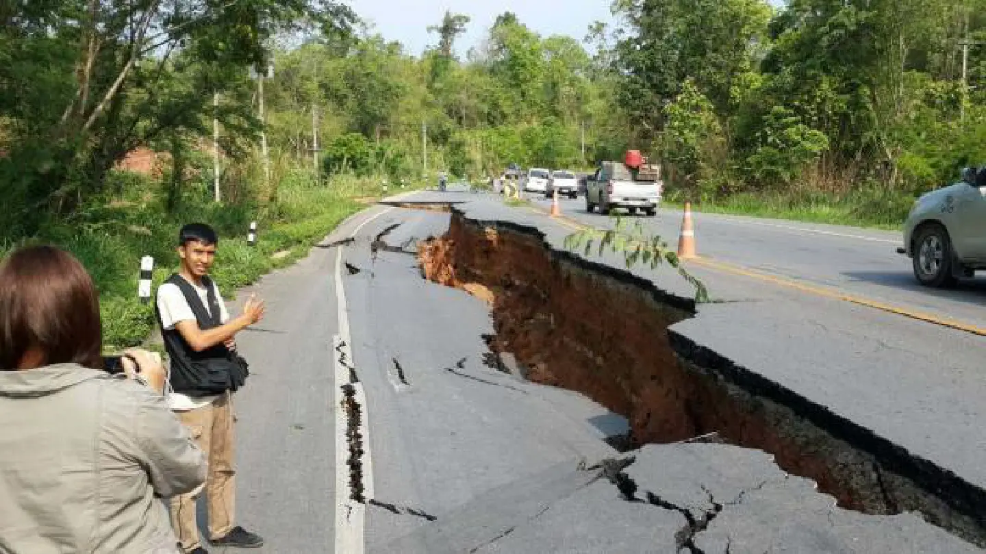 Aftershocks continue, warning of landslides Aftershocks continue, warning of landslides