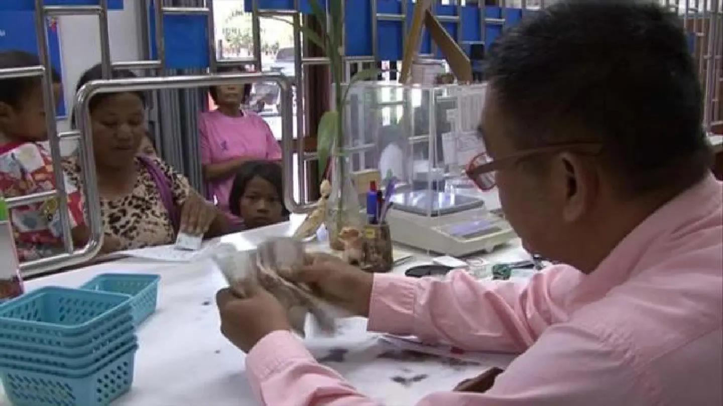 Pawnshops crowded as school semester opens on Monday Pawnshops crowded as school semester opens on Monday