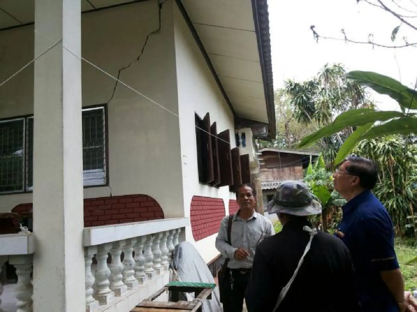 Quake-hit villagers still in fear