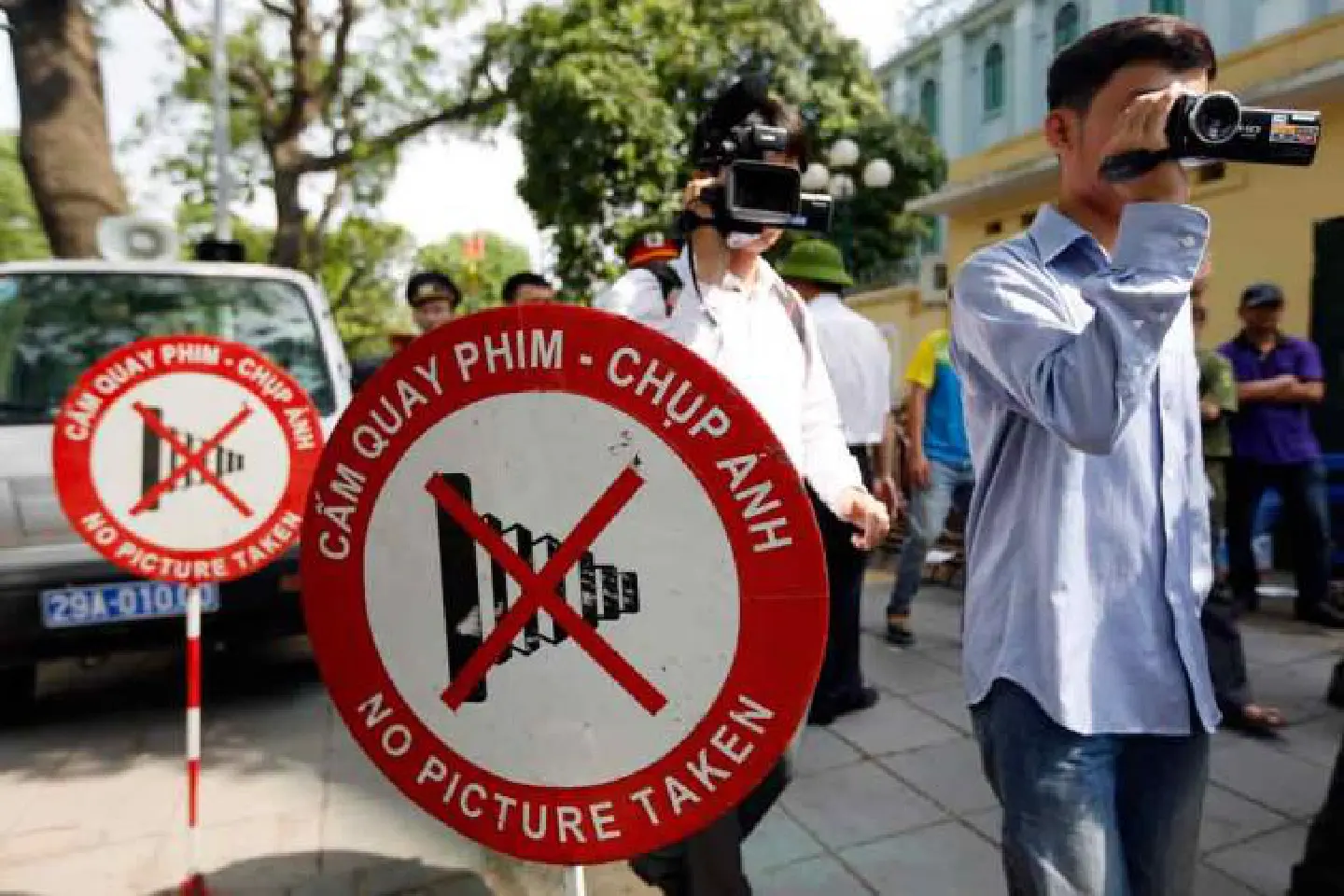 China freezes some Vietnam ties, warns of further action China freezes some Vietnam ties, warns of further action