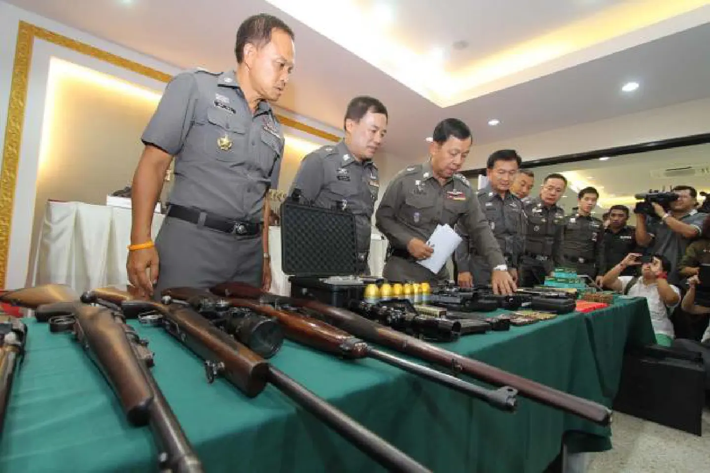 Gang trading weapons online busted Gang trading weapons online busted