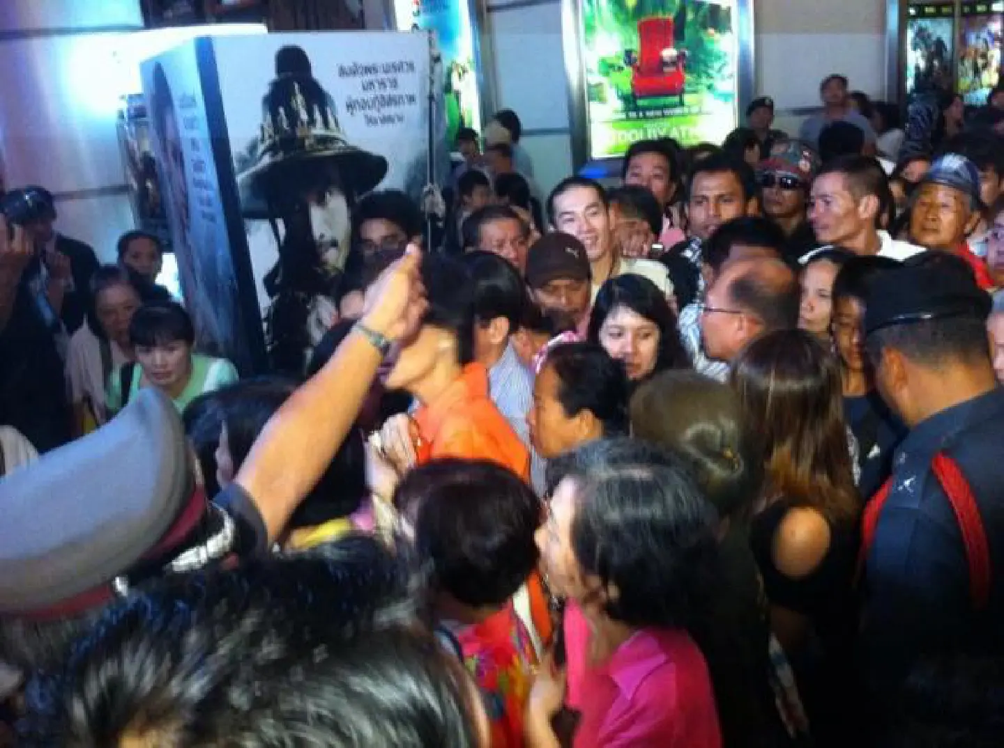 People scramble for free Naresuan movie tickets People scramble for free Naresuan movie tickets