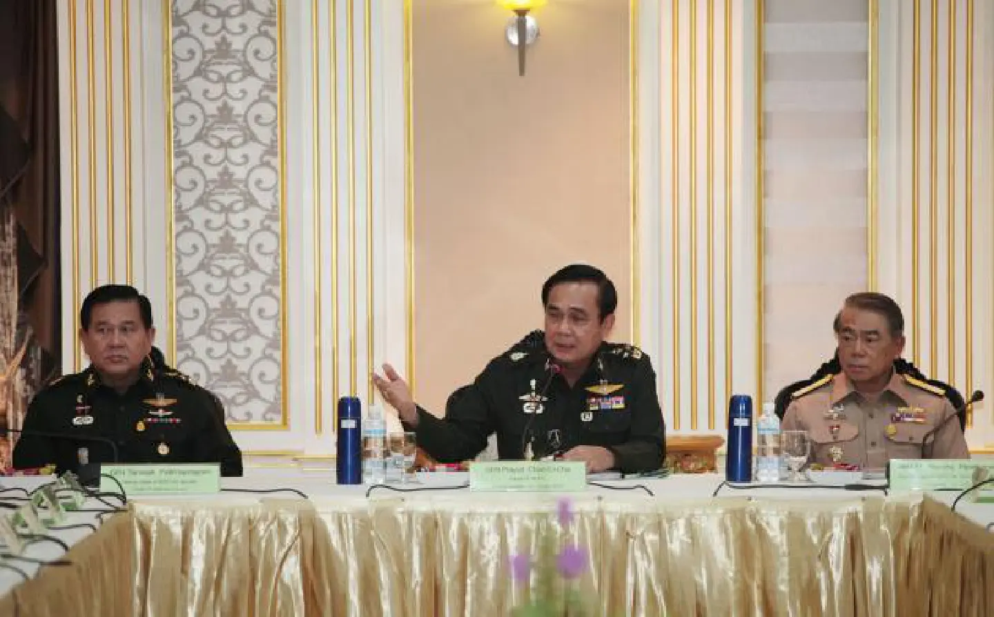 Public embraces junta Public embraces junta
