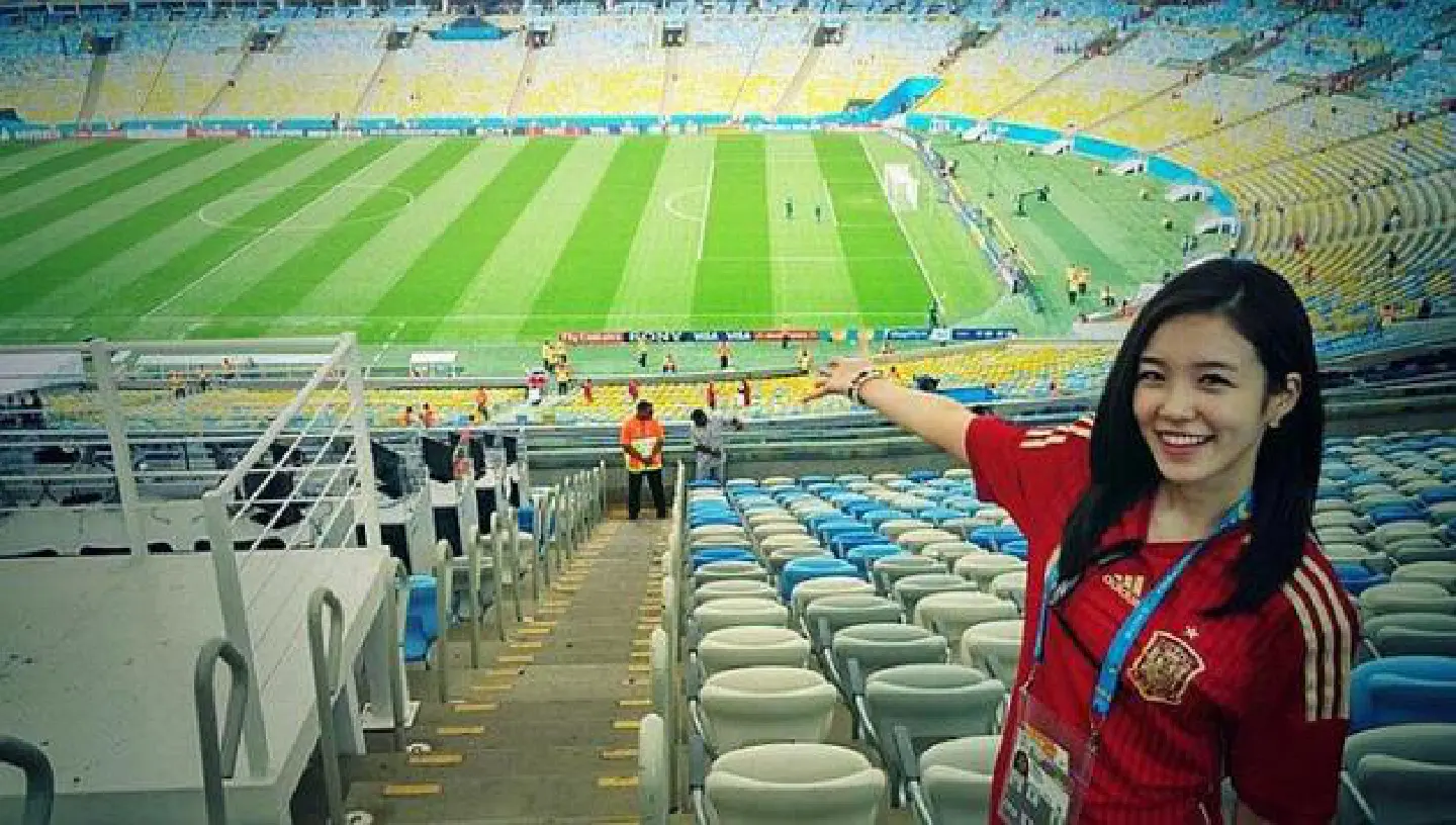 South Korean news anchor turns heads at World Cup