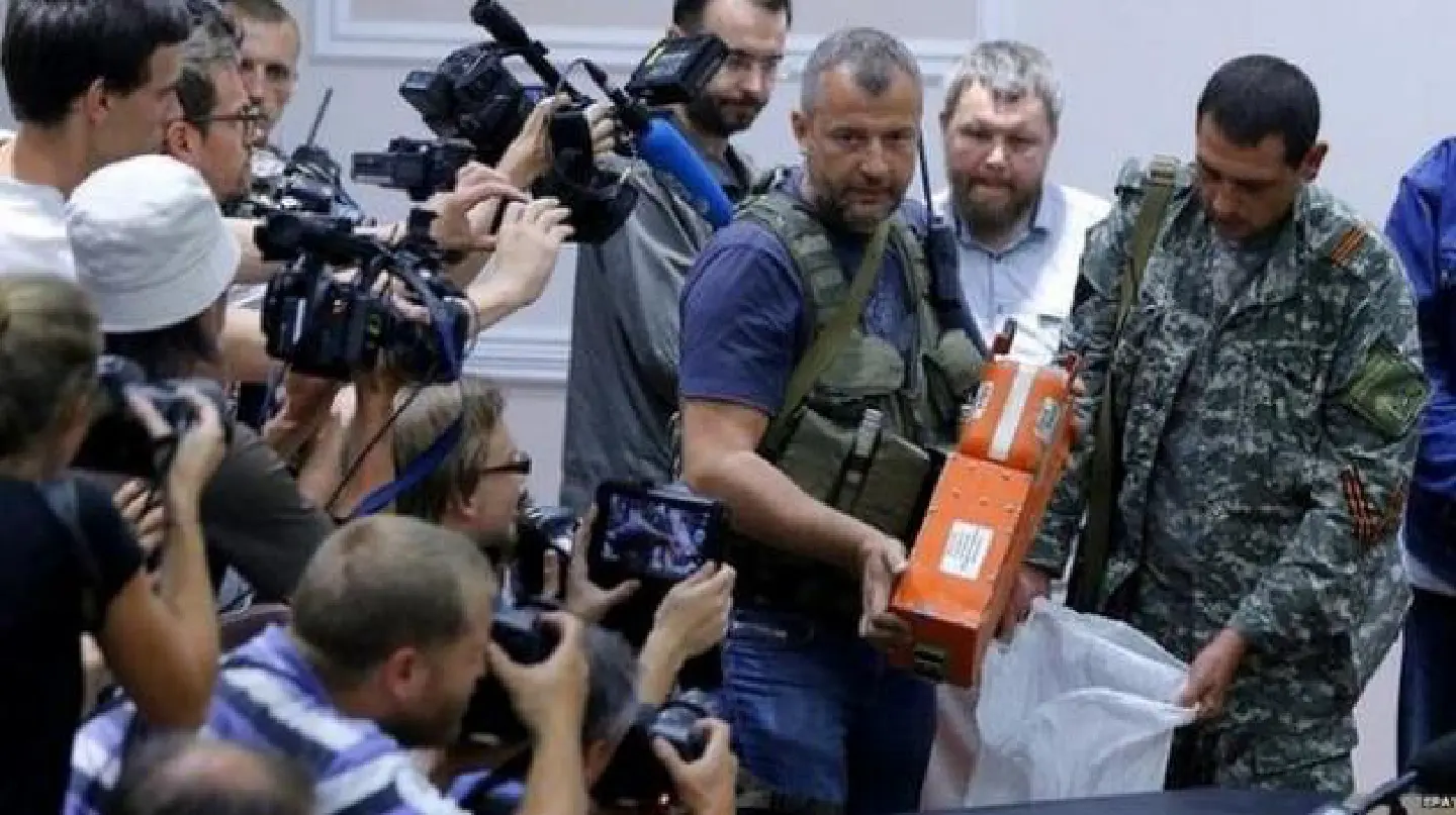 Ukraine rebels hand over MH17 black boxes, call ceasefire Ukraine rebels hand over MH17 black boxes, call ceasefire