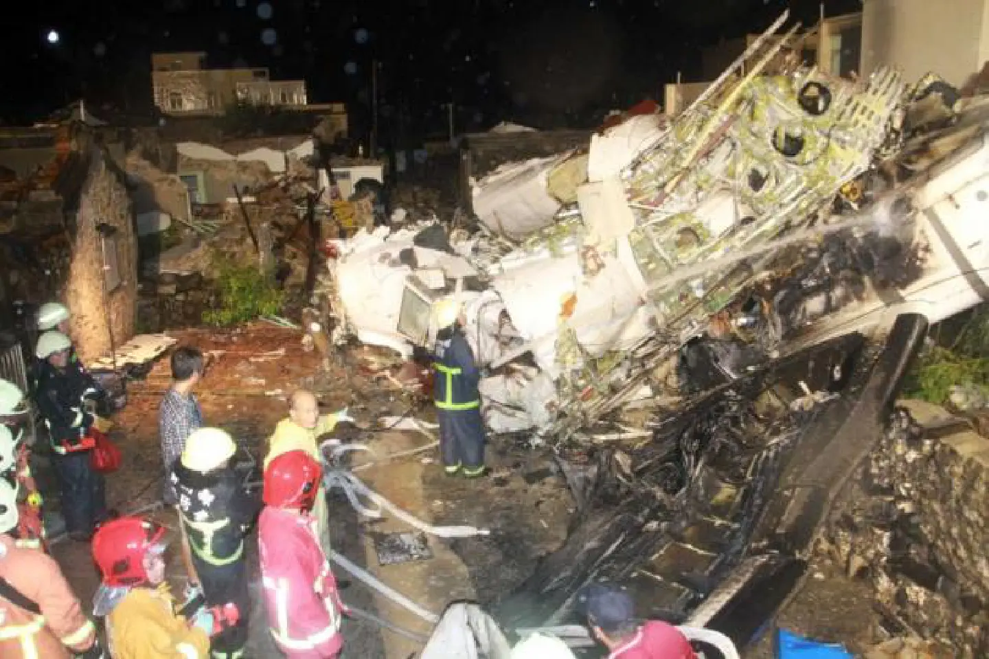 TransAsia plane crashes during emergency landing in Taiwan, killing 47