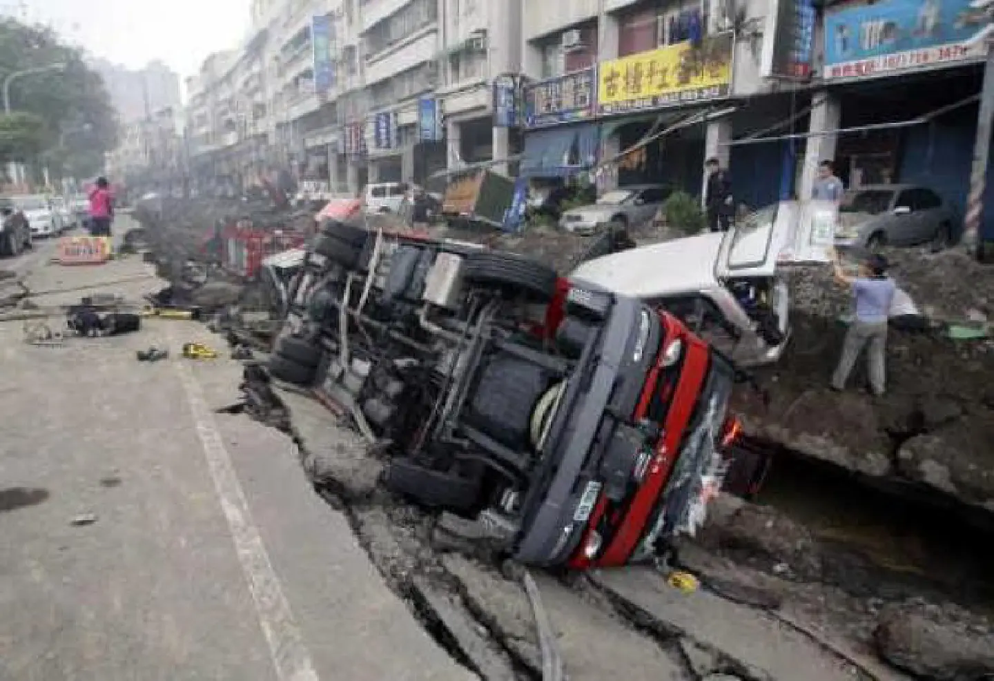 Gas blasts kill 24, injure 271 Gas blasts kill 24, injure 271