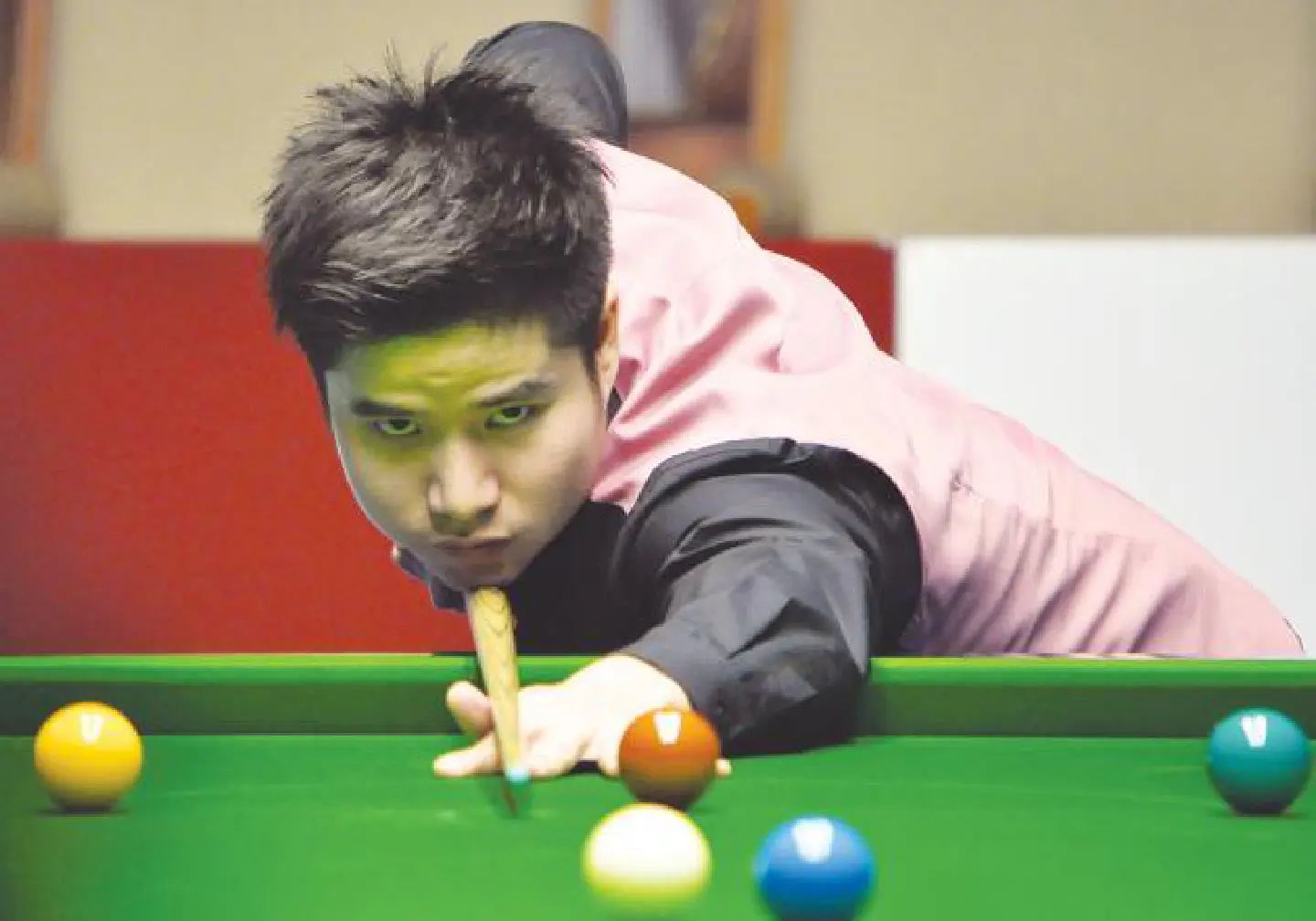 Kritsanut fells giants, Walden into final