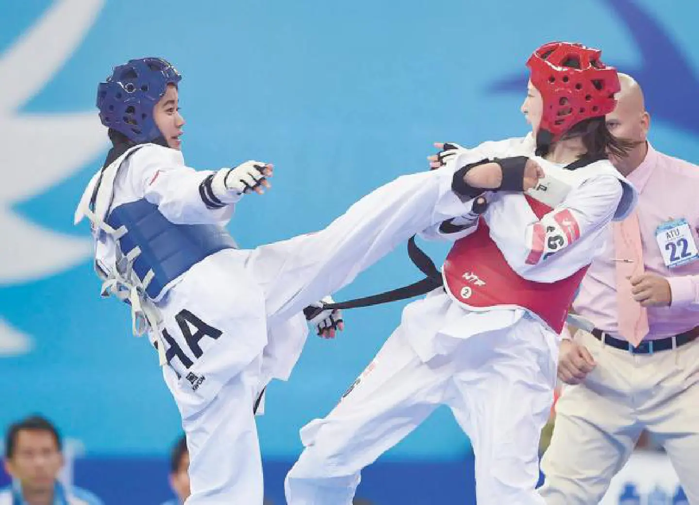 Chanatip kicks down Li for gold