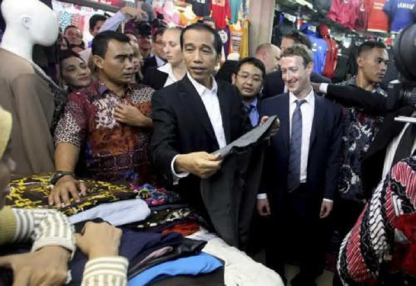 Facebook boss Zuckerberg visits crowded Jakarta market Facebook boss Zuckerberg visits crowded Jakarta market
