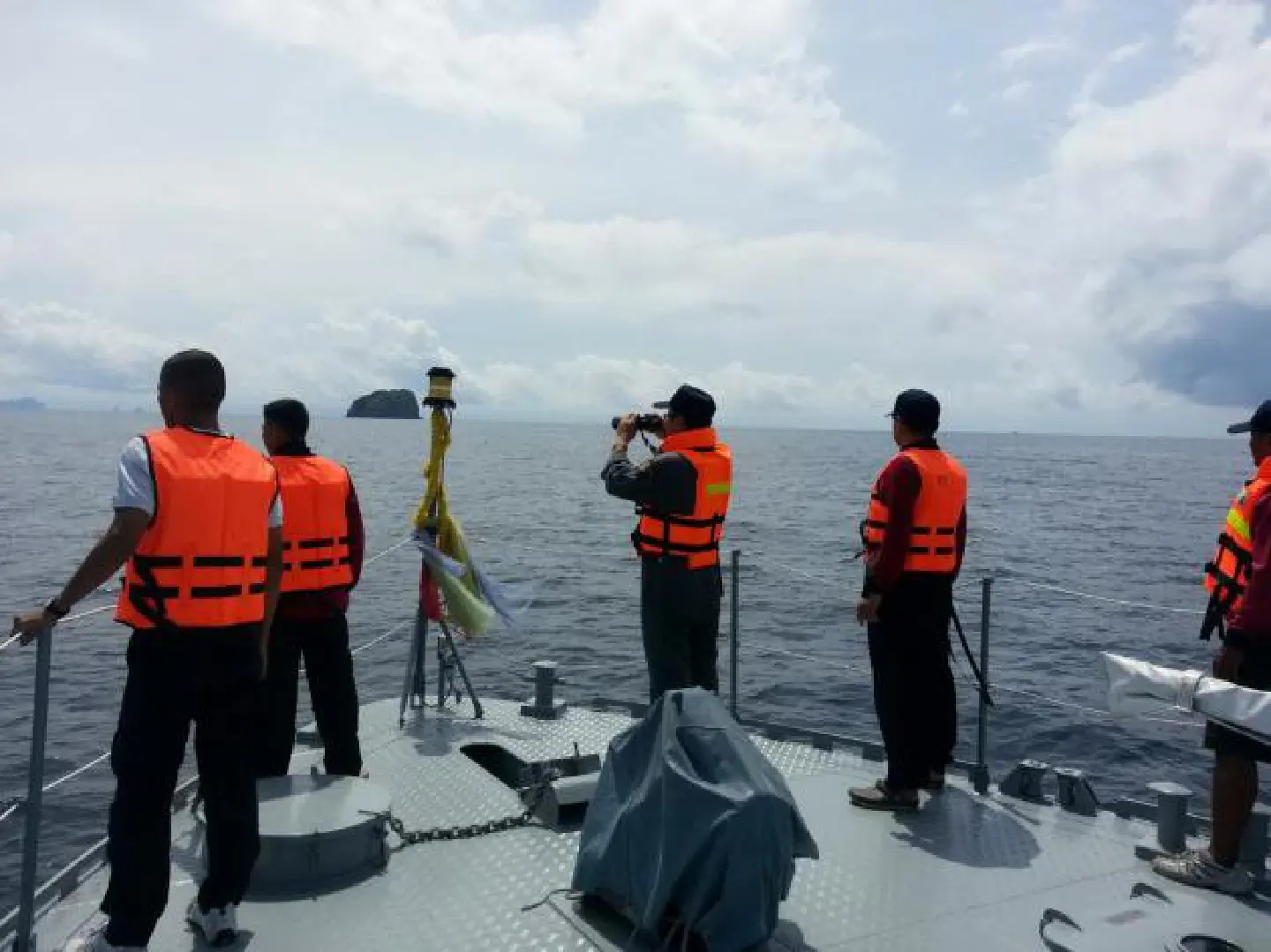 Two Koreans still missing after boat crash Two Koreans still missing after boat crash