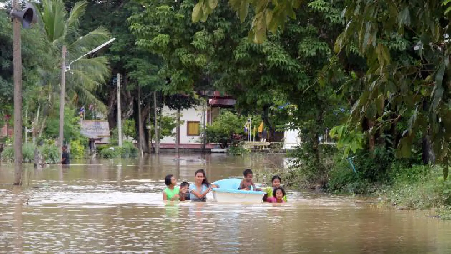 Homes flooded in Trang; troops help the trapped Homes flooded in Trang; troops help the trapped
