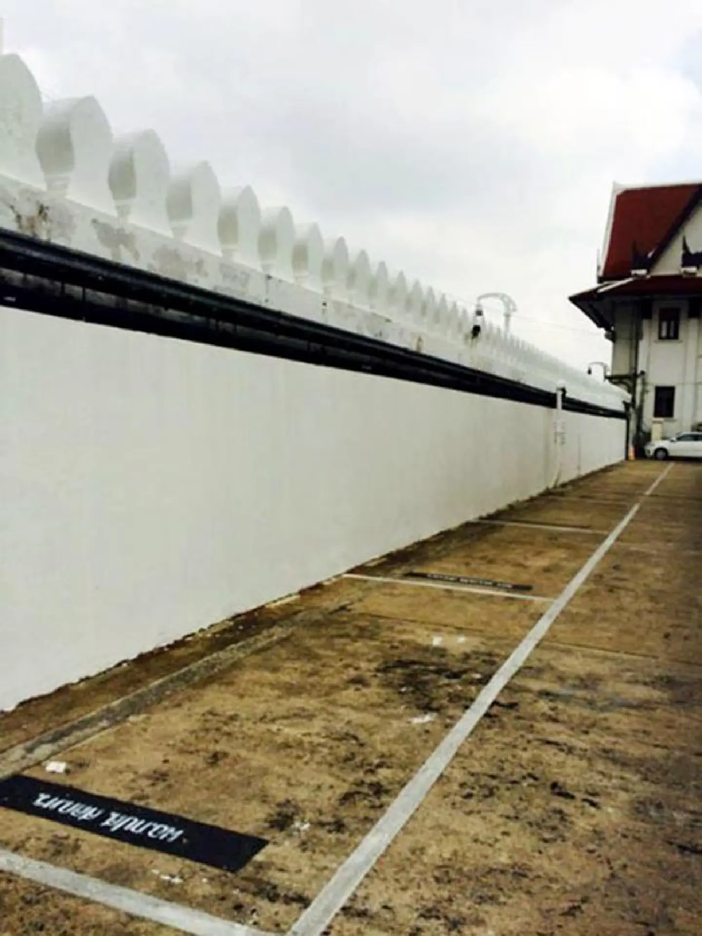 Plan to tear down palace wall opposed Plan to tear down palace wall opposed
