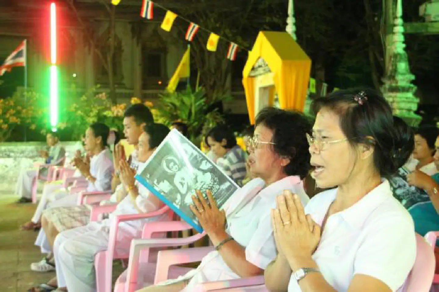 Prayer sessions at many temples on New Year's Eve Prayer sessions at many temples on New Year's Eve