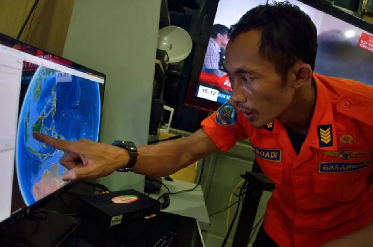 AirAsia plane with 162 on board missing en route to Singapore AirAsia plane with 162 on board missing en route to Singapore