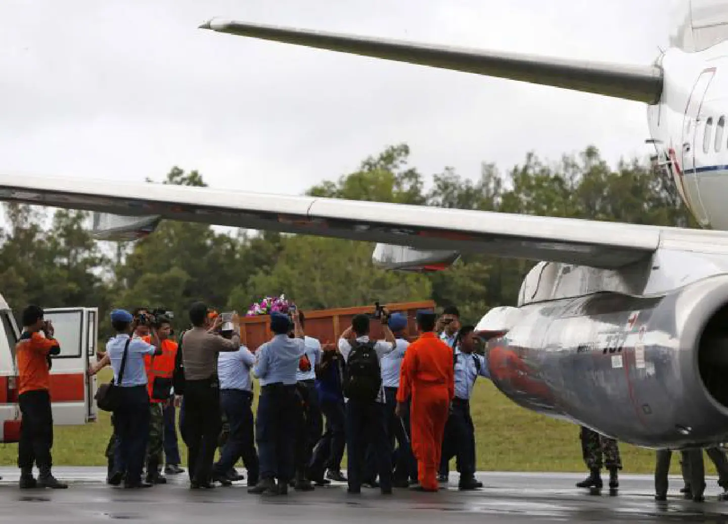 Crashed jet found on ocean floor: rescuers Crashed jet found on ocean floor: rescuers