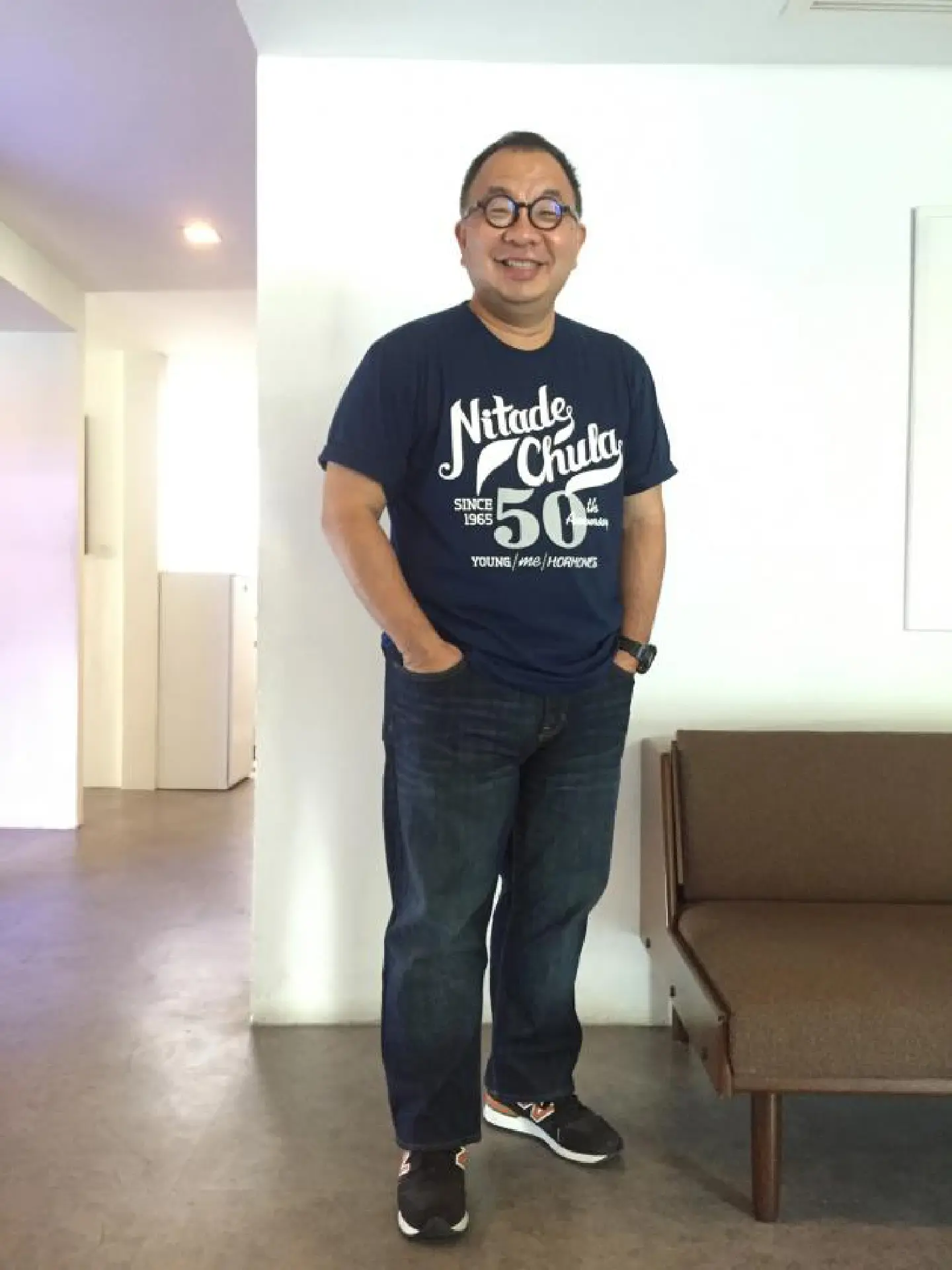 Showbiz takes day off in tribute to its alma mater