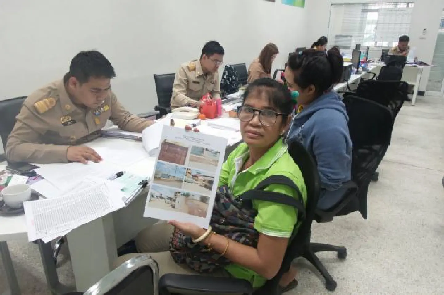 2 Samut Sakhon factories 'emit noxious fumes' 2 Samut Sakhon factories 'emit noxious fumes'
