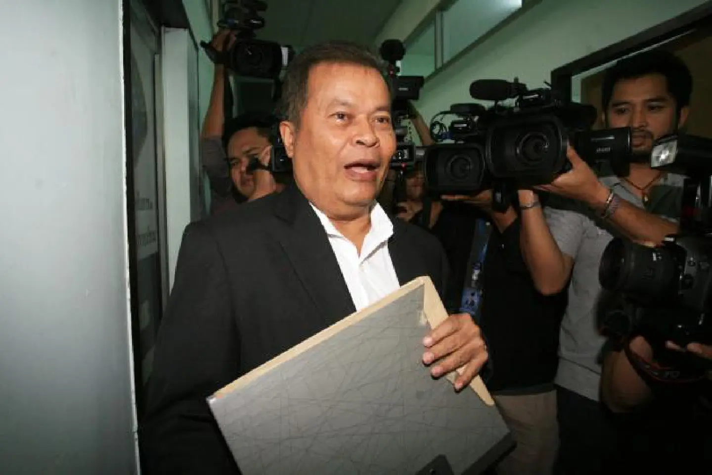 Ex-KMITL rector gets grilled over assets Ex-KMITL rector gets grilled over assets
