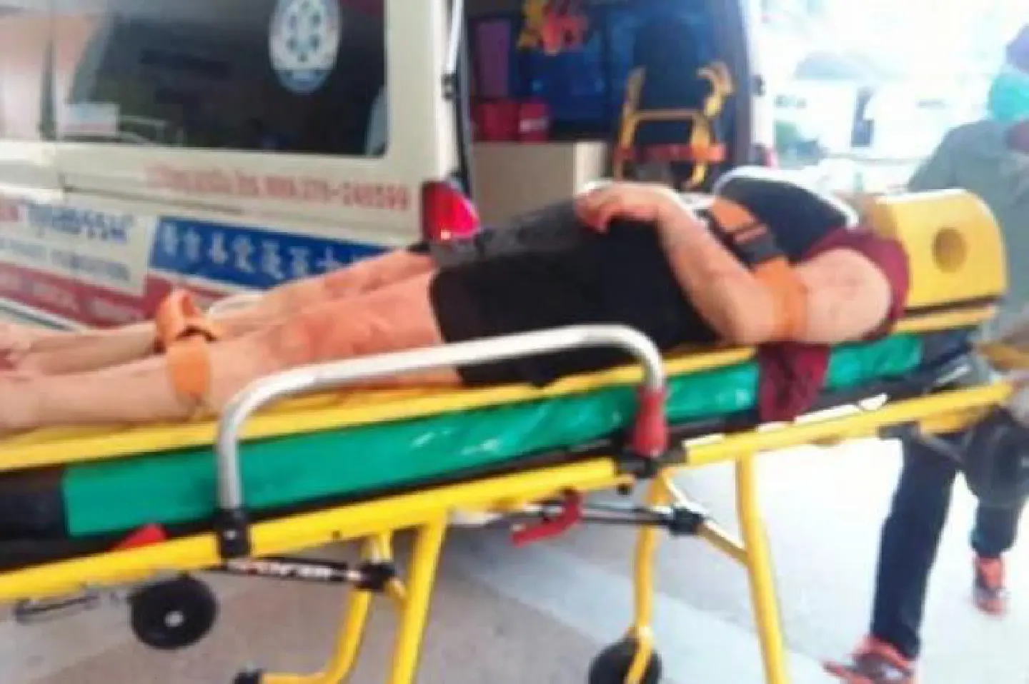 Tourist slashes own throat at Phuket resort Tourist slashes own throat at Phuket resort
