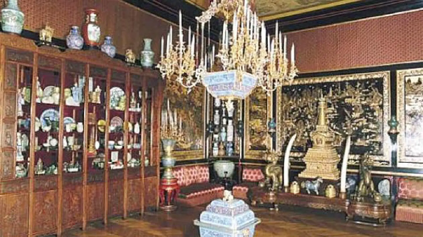 Siamese crown stolen from Chateau de Fontainebleau Siamese crown stolen from Chateau de Fontainebleau