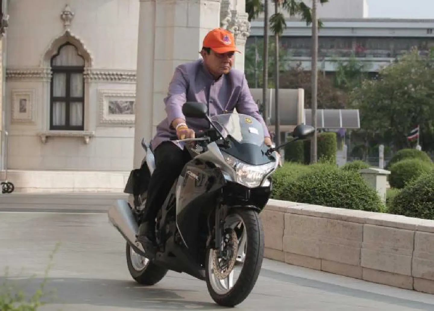 PM takes off on big bike PM takes off on big bike
