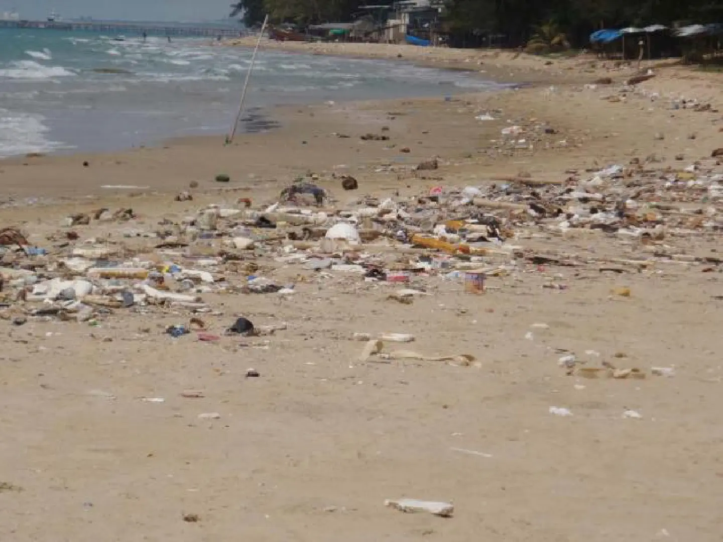 Fishermen want help cleaning up oil in Rayong Fishermen want help cleaning up oil in Rayong