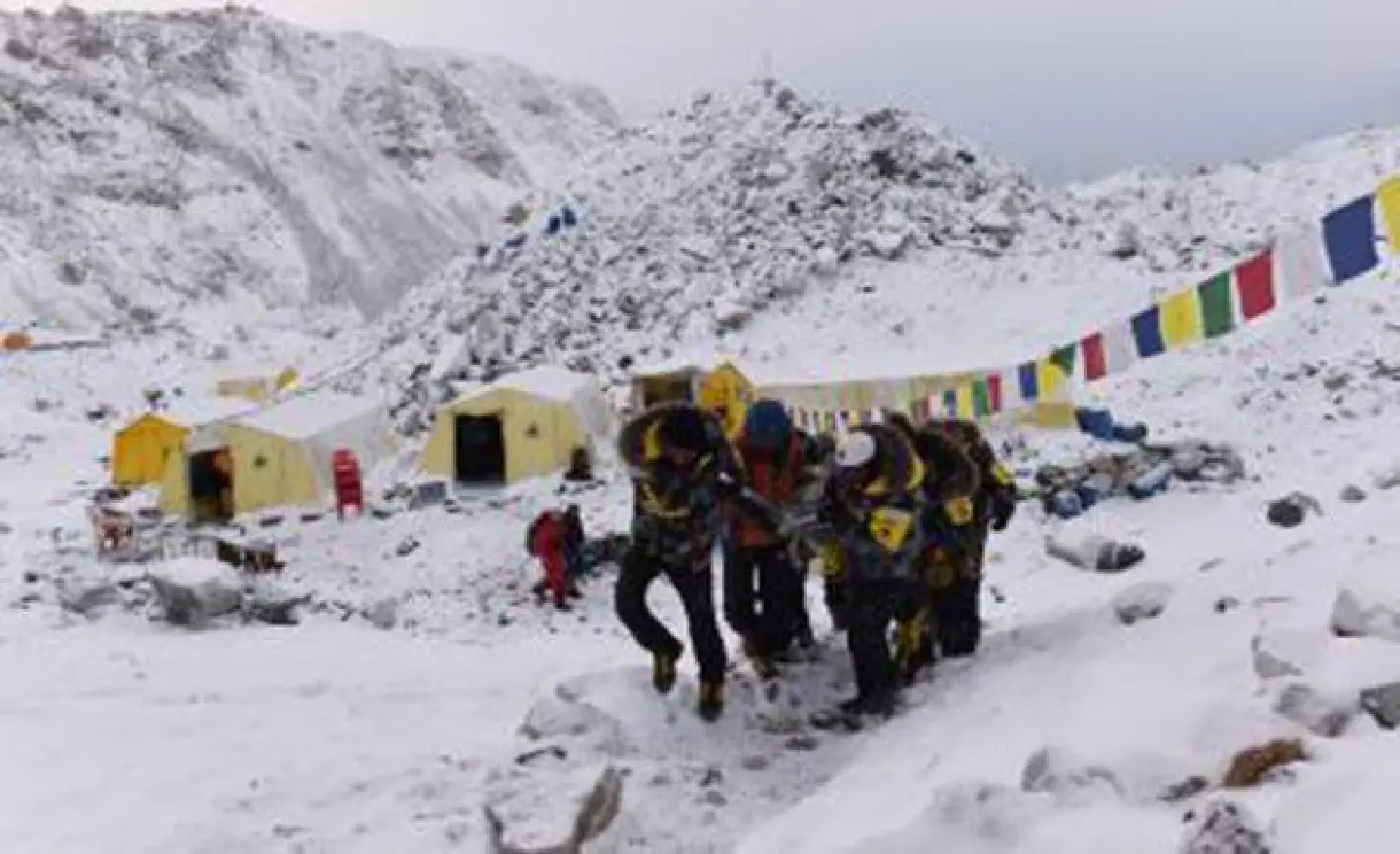 Around 200 rescued from Everest Around 200 rescued from Everest