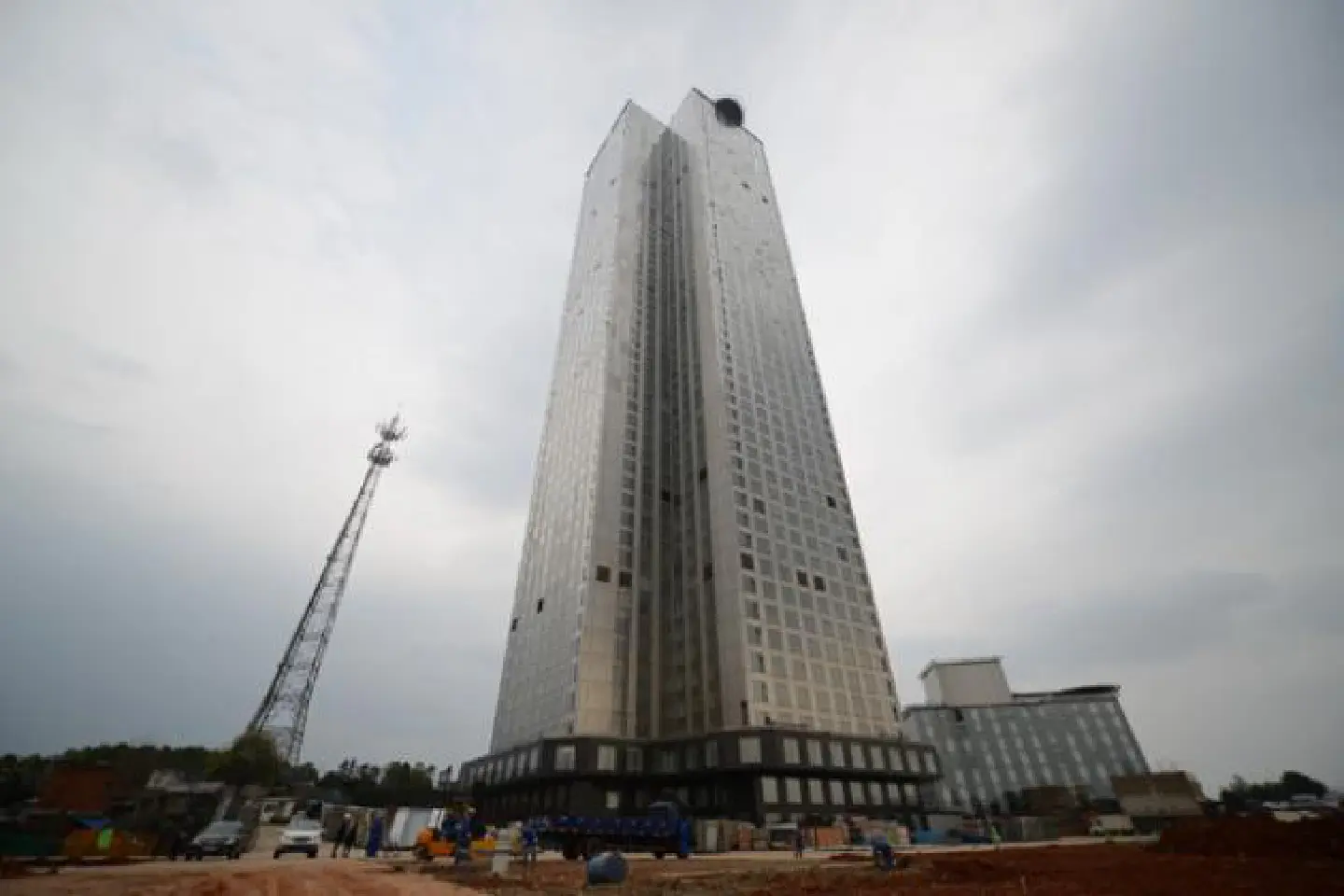 57-floor building goes up in 19 days 57-floor building goes up in 19 days