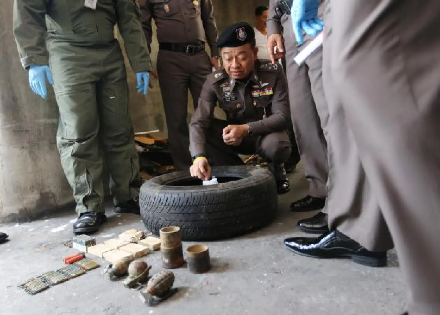 Sriwara orders inquiry into bombs found in parking space Sriwara orders inquiry into bombs found in parking space
