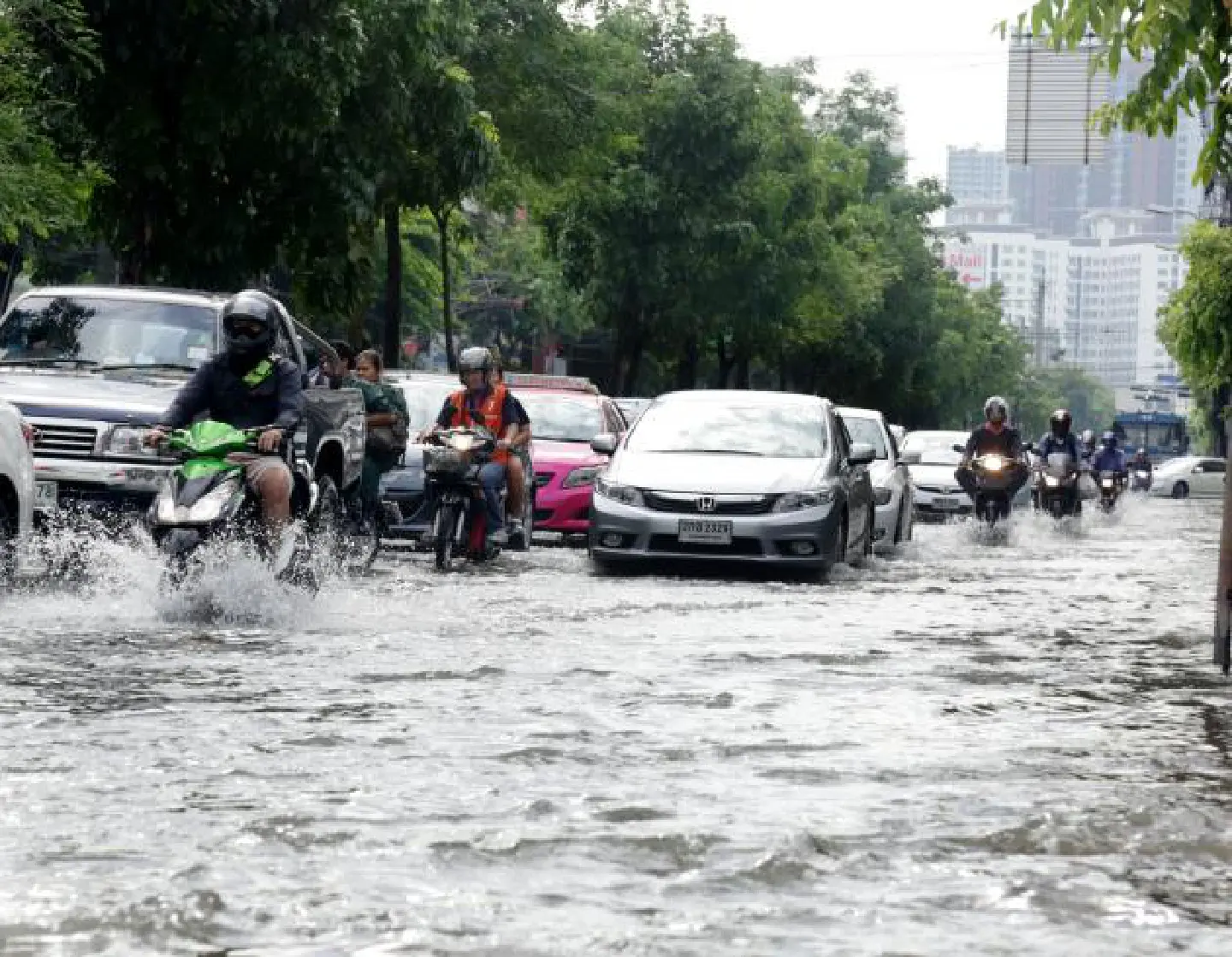 Governor under fire as rains bring city to a standstill Governor under fire as rains bring city to a standstill