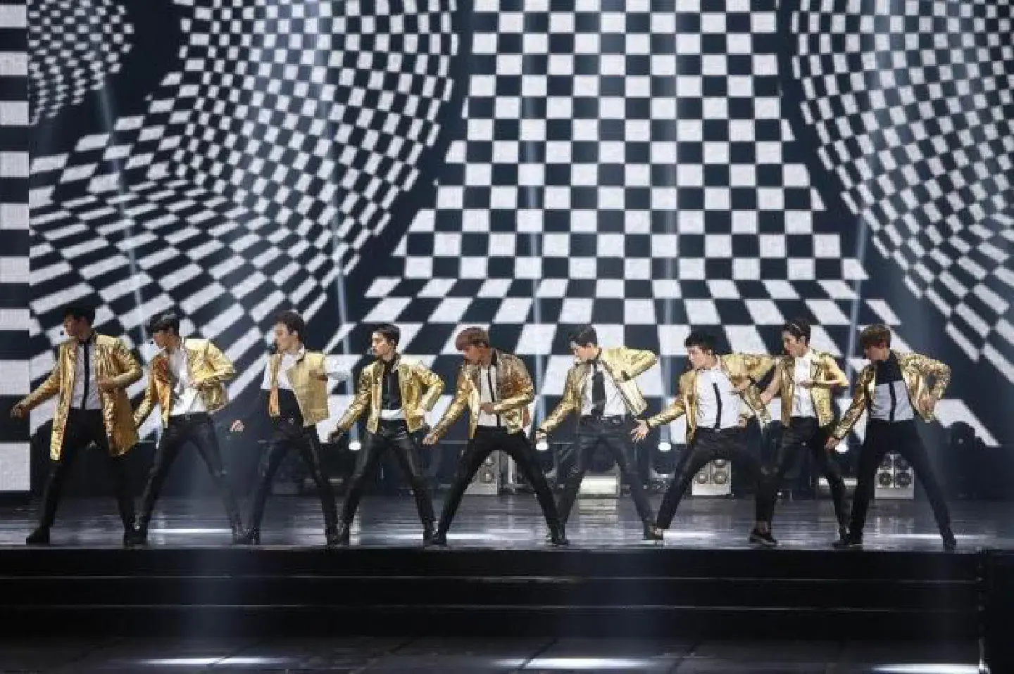 Exo thrills with well-oiled 'Machine'