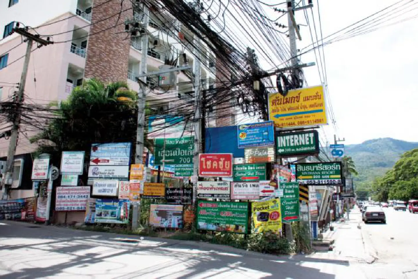Chiang Mai citizens struggle with an avalanche of overbearing billboards